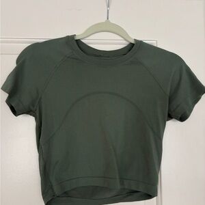 Women's Green Lululemon swiftly tech cropped in size 4